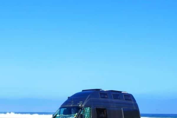 Van aménagé stationné près de l’océan