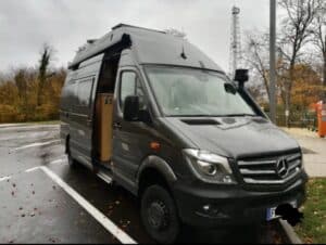 Fourgon aménagé Mercedes garé sous la pluie