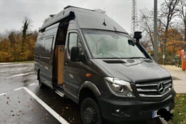 Kastenwagen Mercedes im Regen geparkt