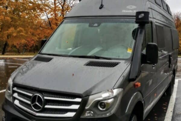 Camping-car Mercedes gris sous pluie d’automne