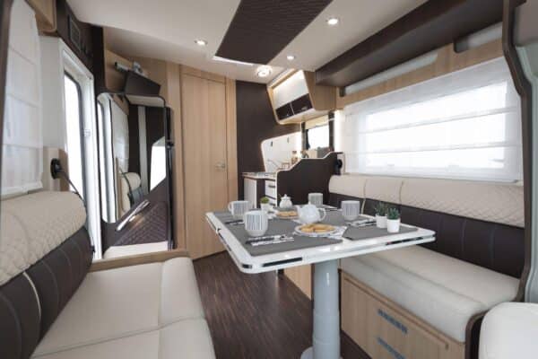 Intérieur moderne de camping-car avec coin repas