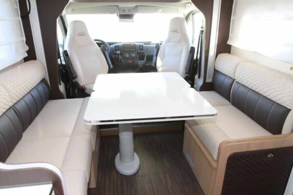 Intérieur de camping-car avec coin repas moderne
