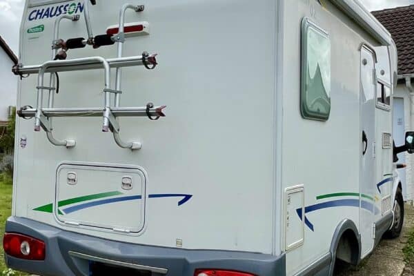 Camping-car blanc avec porte-vélos arrière