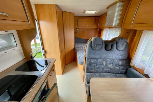 Intérieur de camping-car avec coin cuisine et salon