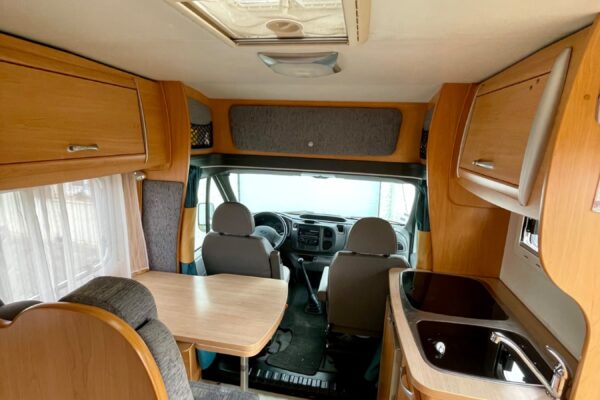 Intérieur de camping-car avec table et kitchenette