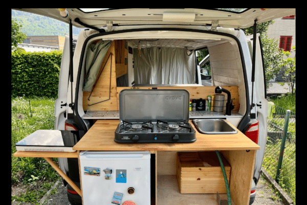 Cuisine aménagée à l’arrière d’un van