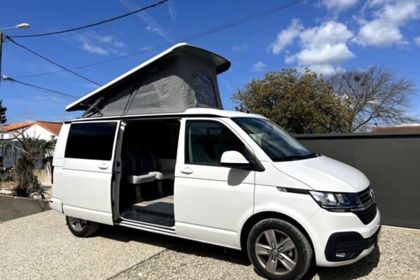 Van aménagé blanc avec toit relevable ouvert