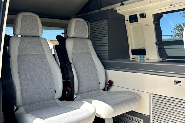 Intérieur van aménagé avec sièges pivotants et rangements