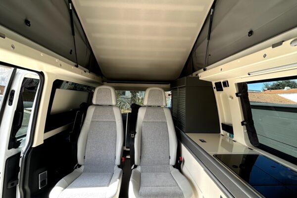 Intérieur van aménagé avec toit relevable et kitchenette