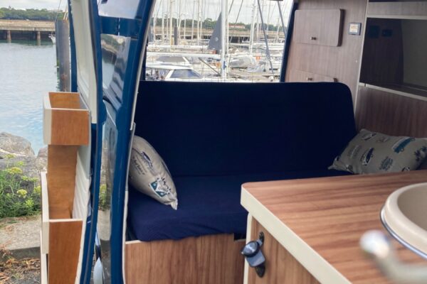 Intérieur van aménagé vue sur port de plaisance