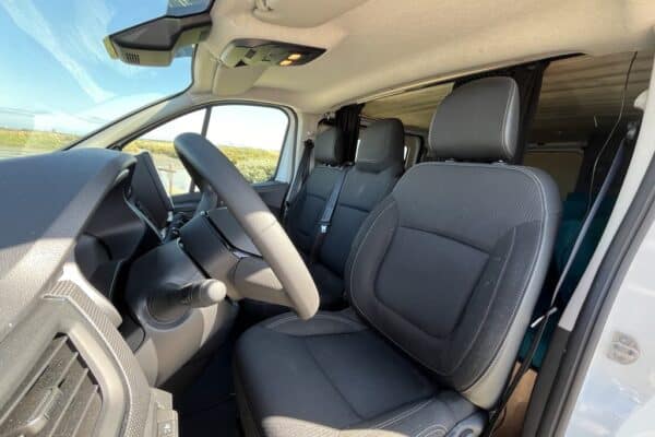 Intérieur avant d’un van avec sièges noirs