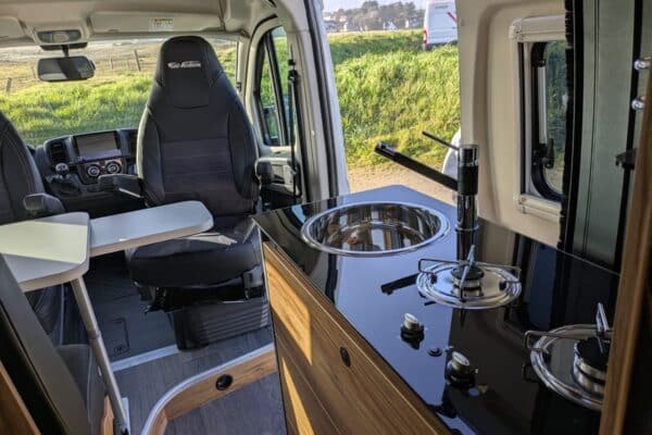 Intérieur de van aménagé avec cuisine équipée