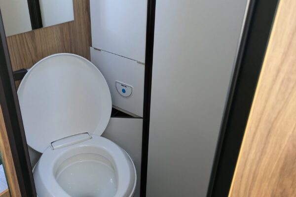 Toilettes compactes dans petit espace aménagé