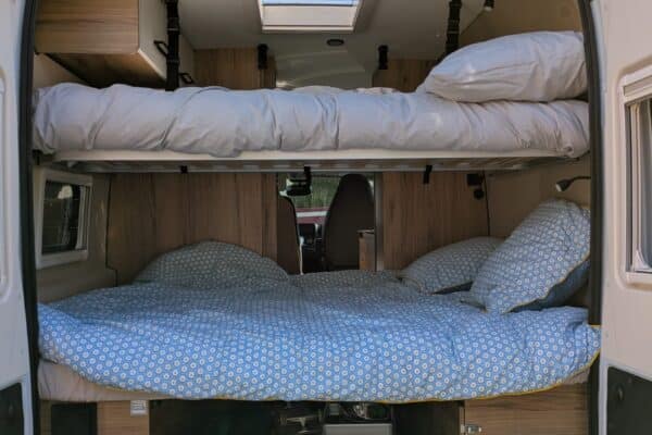Intérieur de van aménagé avec lits superposés