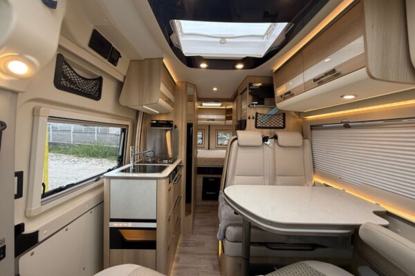 Intérieur moderne de van aménagé avec cuisine