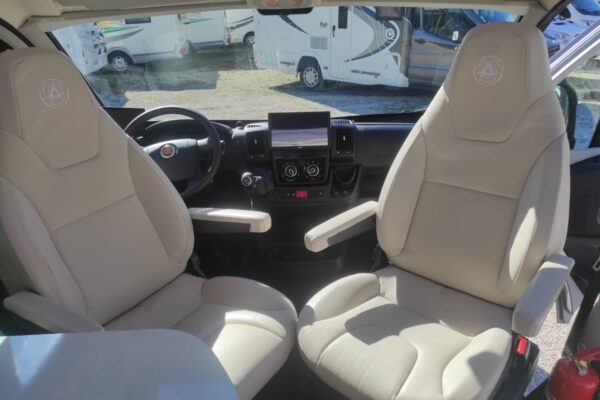 Intérieur cabine camping-car avec sièges pivotants beiges