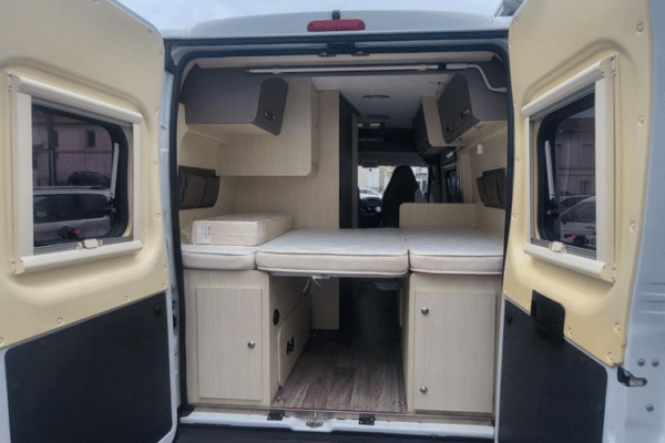 Intérieur de van aménagé avec lit et rangements