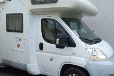 Camper bianco inserito in una presa elettrica