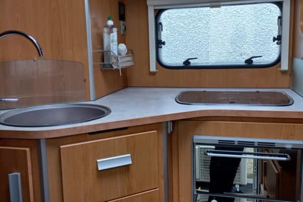 Coin cuisine aménagé dans un camping-car moderne