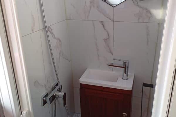 Petite salle d’eau moderne avec douche et lavabo