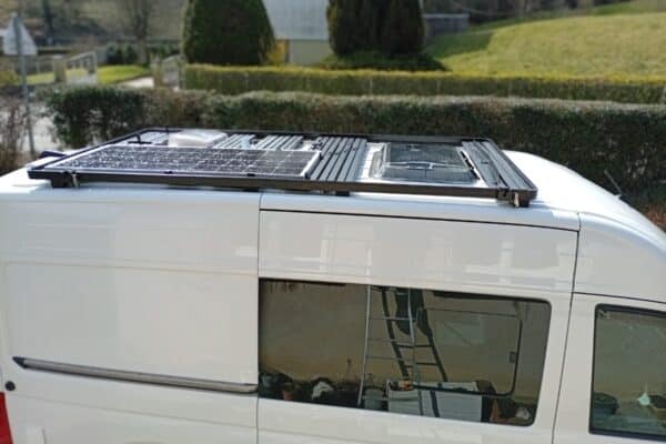 Panneau solaire installé sur toit de van aménagé