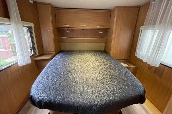 Chambre de caravane avec lit double et rangements