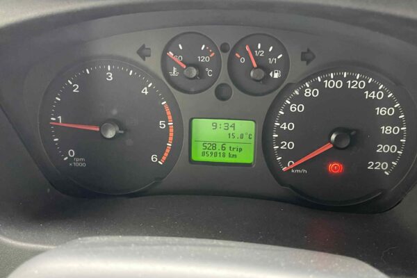 Tableau de bord voiture avec compteurs et écran numérique