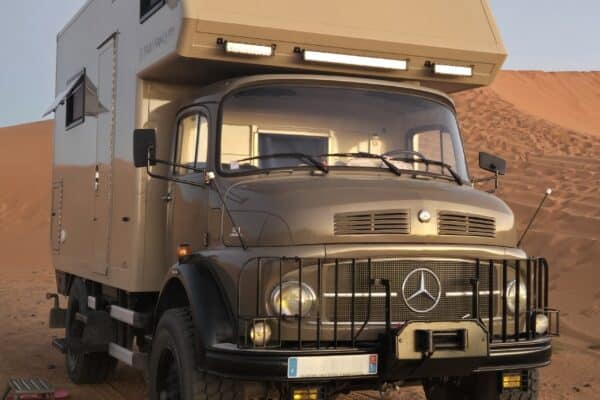 Camion aménagé d’expédition dans le désert sableux