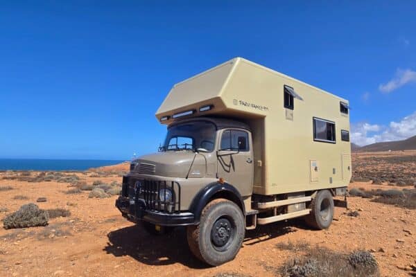 Camion aménagé d’expédition dans désert côtier aride