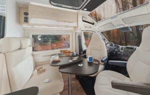 Intérieur de camping-car moderne avec table et forêt