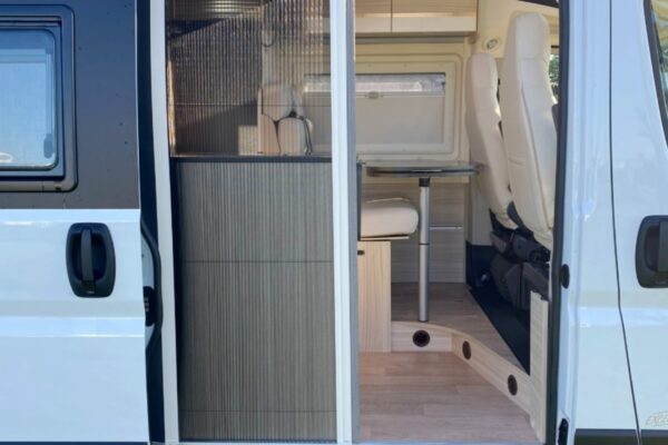 Porte coulissante de van aménagé avec moustiquaire