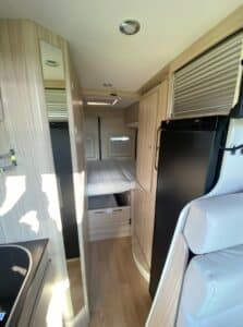 Intérieur de camping-car avec lit et rangements