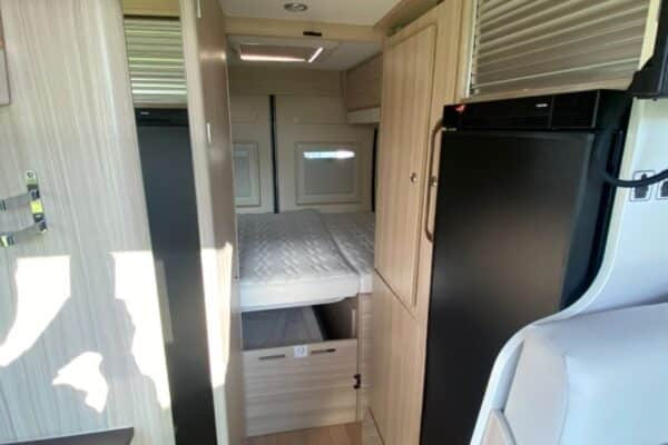 Intérieur de camping-car avec lit et rangements