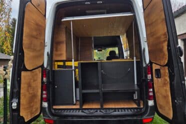 Fourgon aménagé avec portes arrière ouvertes
