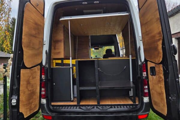 Fourgon aménagé avec portes arrière ouvertes
