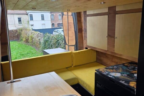Intérieur de van aménagé avec banquette jaune