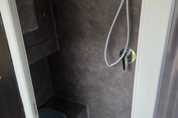 Petite cabine de douche avec WC intégré