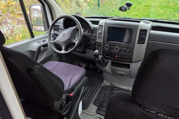 Intérieur cabine camping-car avec tableau de bord Mercedes