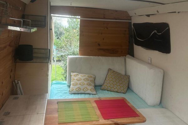 Intérieur de van aménagé avec banquettes et table