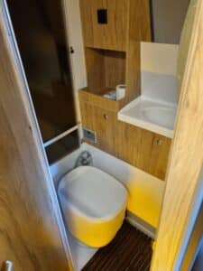 Petite salle de bain boisée avec WC et lavabo