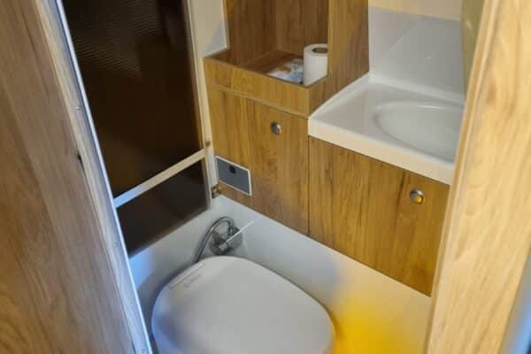 Petite salle de bain boisée avec WC et lavabo