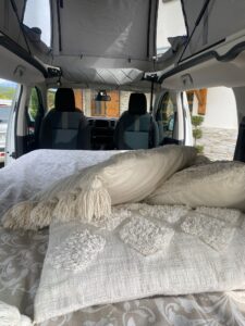 Intérieur van aménagé avec lit et toit relevable