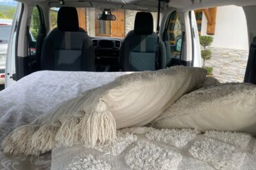Interni Van camperizzato con letto e tetto apribile