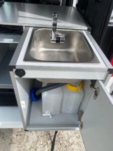 Évier inox compact avec réservoirs d’eau intégrés