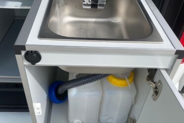 Kompakte Edelstahlspüle mit integrierten Wassertanks