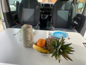 Table dressée avec fruits dans van aménagé