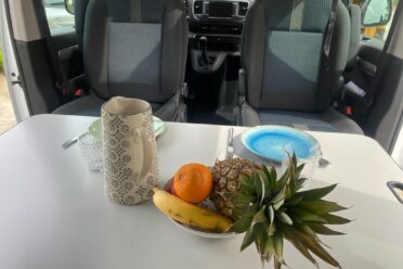 Set da tavola con frutta in Van camperizzato