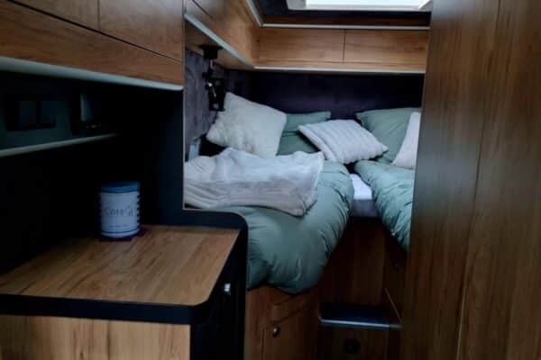 Chambre de van aménagé avec lits jumeaux