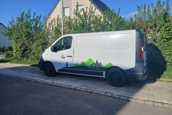 Fourgon blanc décoré montagnes stationné quartier résidentiel