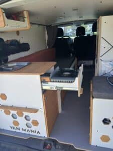 Intérieur van aménagé avec kitchenette et banquette